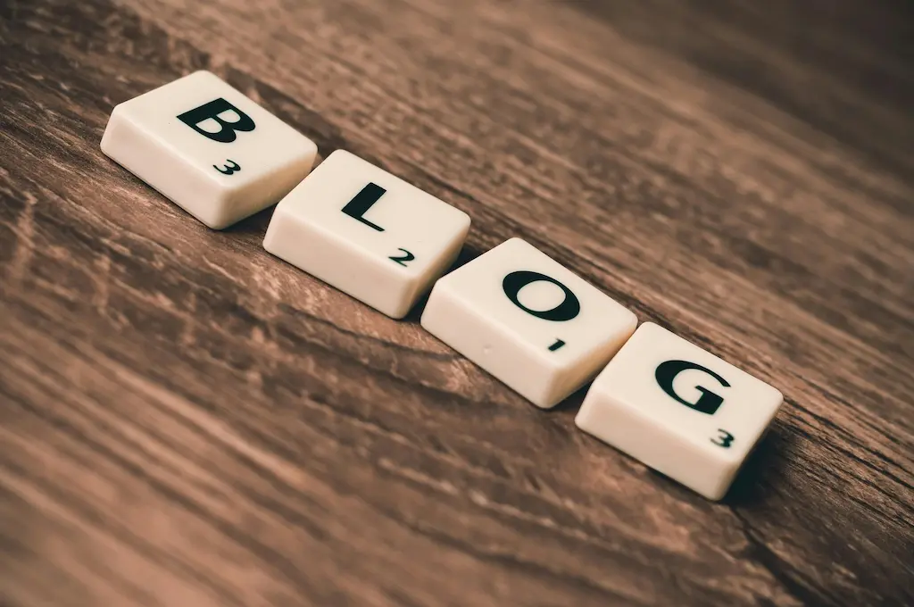 Vier Würfel mit dem Schriftzug "Blog" nebeneinander